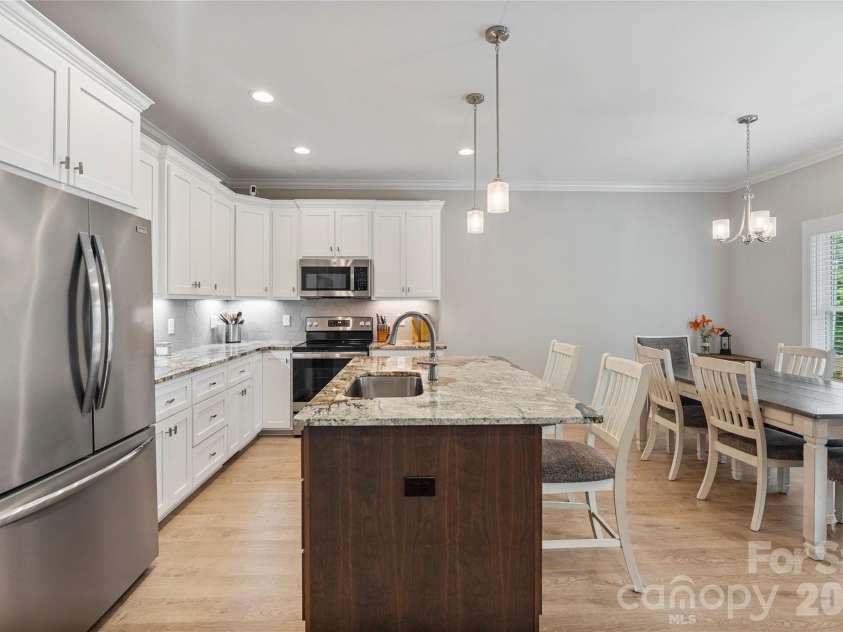 4944 Southview Drive, Hickory, NC 28602.  MLS# CAR4391703, YatesRealty ID 31580. 