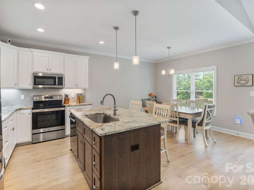 4944 Southview Drive, Hickory, NC 28602.  MLS# CAR4391703, YatesRealty ID 31580. 