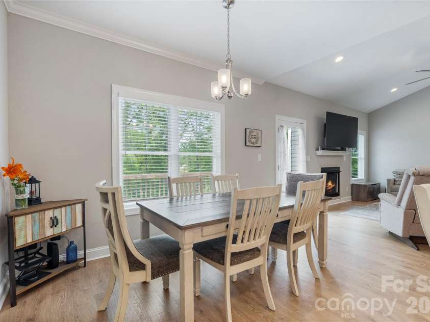 4944 Southview Drive, Hickory, NC 28602.  MLS# CAR4391703, YatesRealty ID 31580. 