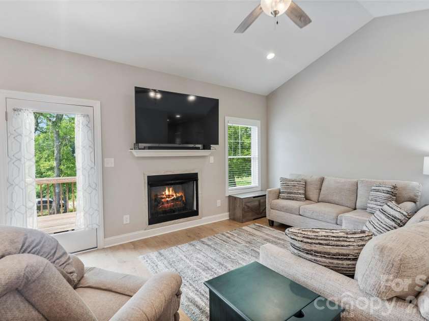 4944 Southview Drive, Hickory, NC 28602.  MLS# CAR4391703, YatesRealty ID 31580. 