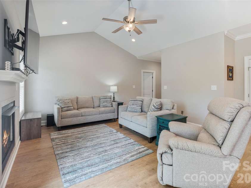 4944 Southview Drive, Hickory, NC 28602.  MLS# CAR4391703, YatesRealty ID 31580. 
