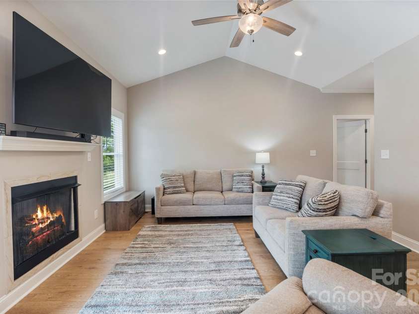 4944 Southview Drive, Hickory, NC 28602.  MLS# CAR4391703, YatesRealty ID 31580. 