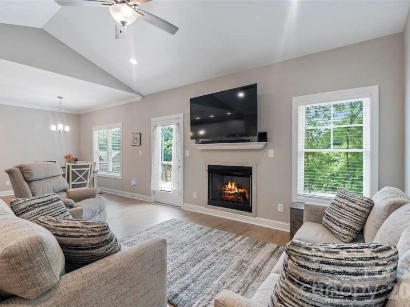 4944 Southview Drive, Hickory, NC 28602.  MLS# CAR4391703, YatesRealty ID 31580. 