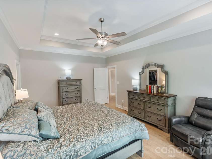 4944 Southview Drive, Hickory, NC 28602.  MLS# CAR4391703, YatesRealty ID 31580. 