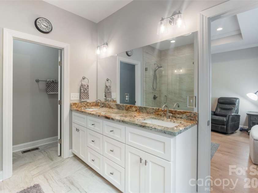 4944 Southview Drive, Hickory, NC 28602.  MLS# CAR4391703, YatesRealty ID 31580. 