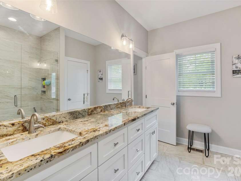 4944 Southview Drive, Hickory, NC 28602.  MLS# CAR4391703, YatesRealty ID 31580. 