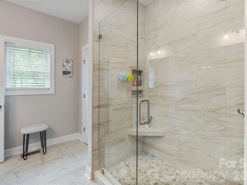 4944 Southview Drive, Hickory, NC 28602.  MLS# CAR4391703, YatesRealty ID 31580. 