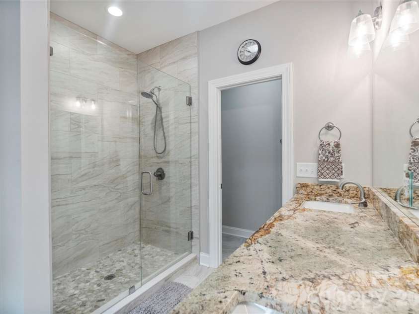 4944 Southview Drive, Hickory, NC 28602.  MLS# CAR4391703, YatesRealty ID 31580. 