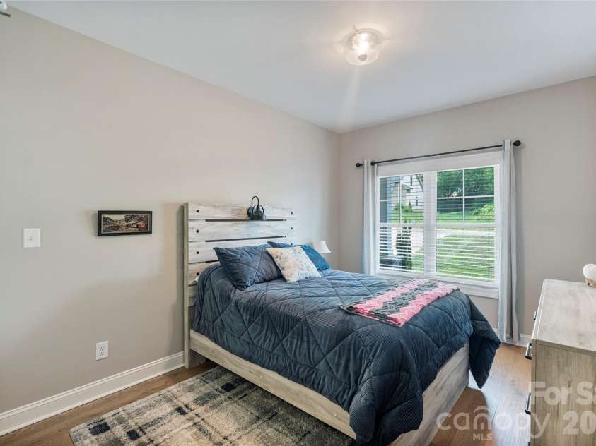 4944 Southview Drive, Hickory, NC 28602.  MLS# CAR4391703, YatesRealty ID 31580. 