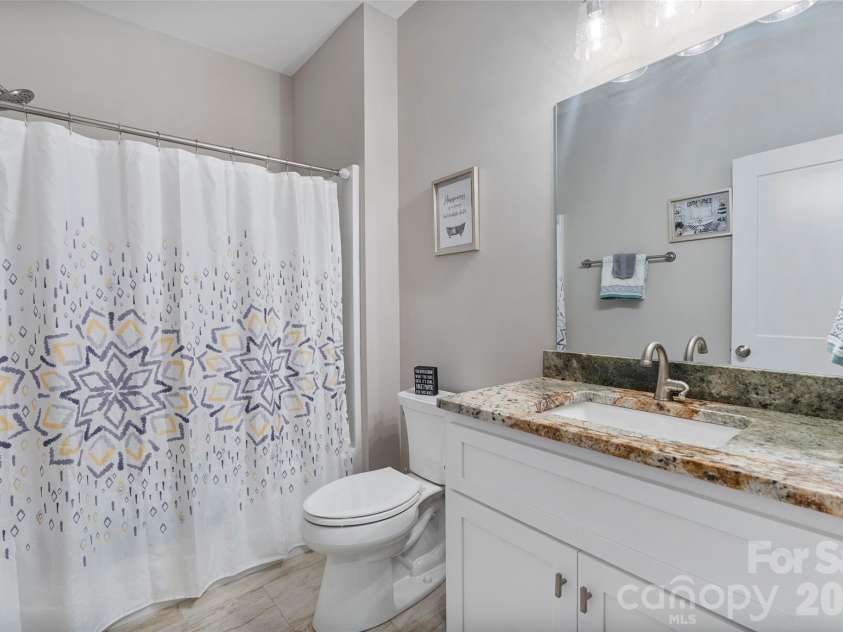 4944 Southview Drive, Hickory, NC 28602.  MLS# CAR4391703, YatesRealty ID 31580. 