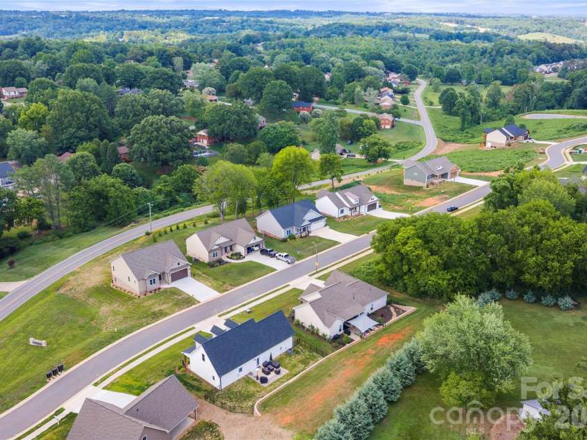 4944 Southview Drive, Hickory, NC 28602.  MLS# CAR4391703, YatesRealty ID 31580. 