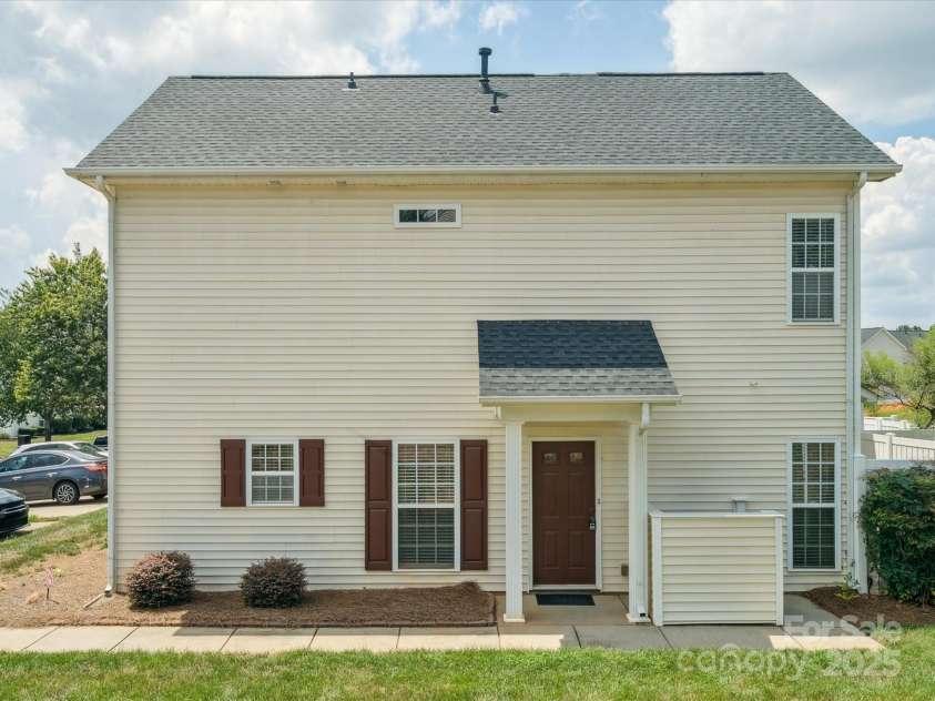 8337 Washoe Pine Lane, Charlotte, NC 28215.  MLS# CAR4290138, YatesRealty ID 31581. 