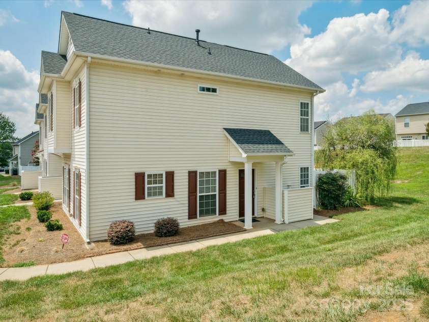 8337 Washoe Pine Lane, Charlotte, NC 28215.  MLS# CAR4290138, YatesRealty ID 31581. 