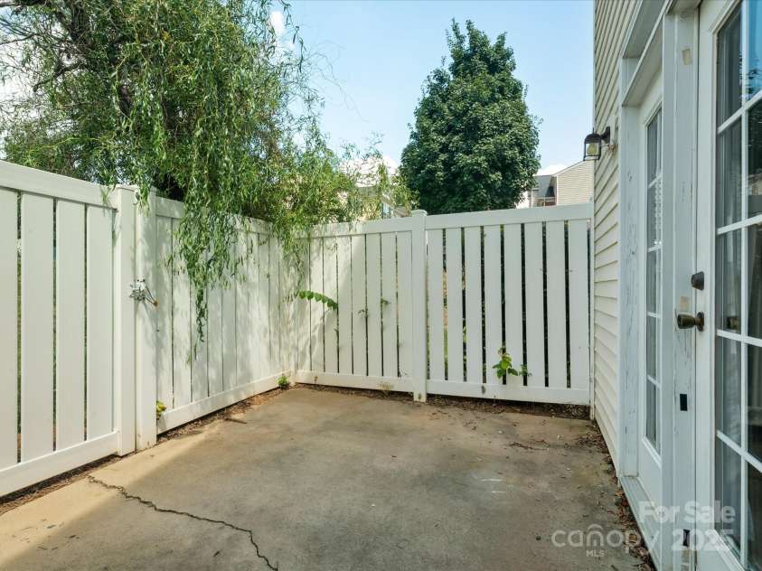 8337 Washoe Pine Lane, Charlotte, NC 28215.  MLS# CAR4290138, YatesRealty ID 31581. 