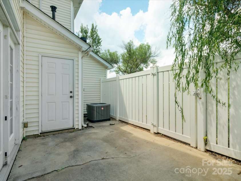 8337 Washoe Pine Lane, Charlotte, NC 28215.  MLS# CAR4290138, YatesRealty ID 31581. 