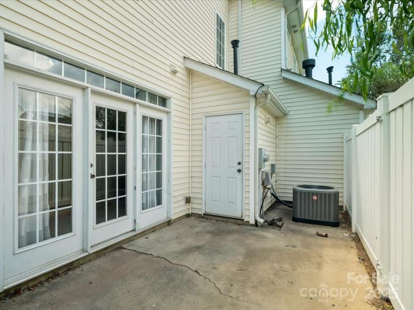 8337 Washoe Pine Lane, Charlotte, NC 28215.  MLS# CAR4290138, YatesRealty ID 31581. 