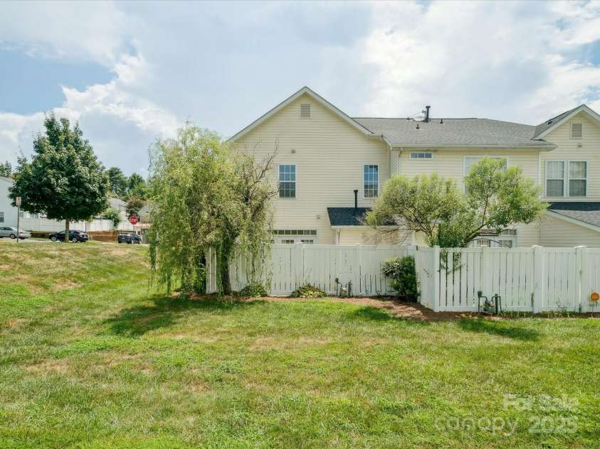 8337 Washoe Pine Lane, Charlotte, NC 28215.  MLS# CAR4290138, YatesRealty ID 31581. 