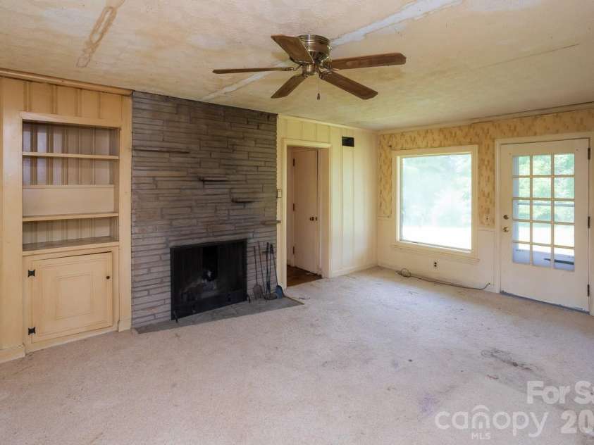 115 Church Street, Burnsville, NC 28714.  MLS# CAR4394277, YatesRealty ID 31582. 