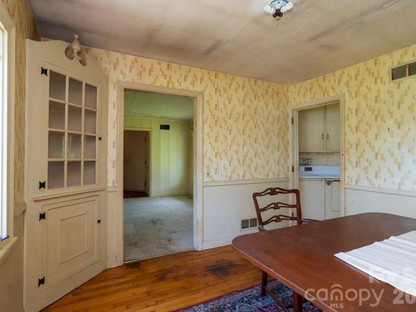 115 Church Street, Burnsville, NC 28714.  MLS# CAR4394277, YatesRealty ID 31582. 