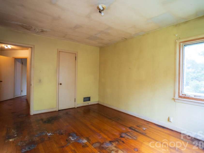 115 Church Street, Burnsville, NC 28714.  MLS# CAR4394277, YatesRealty ID 31582. 