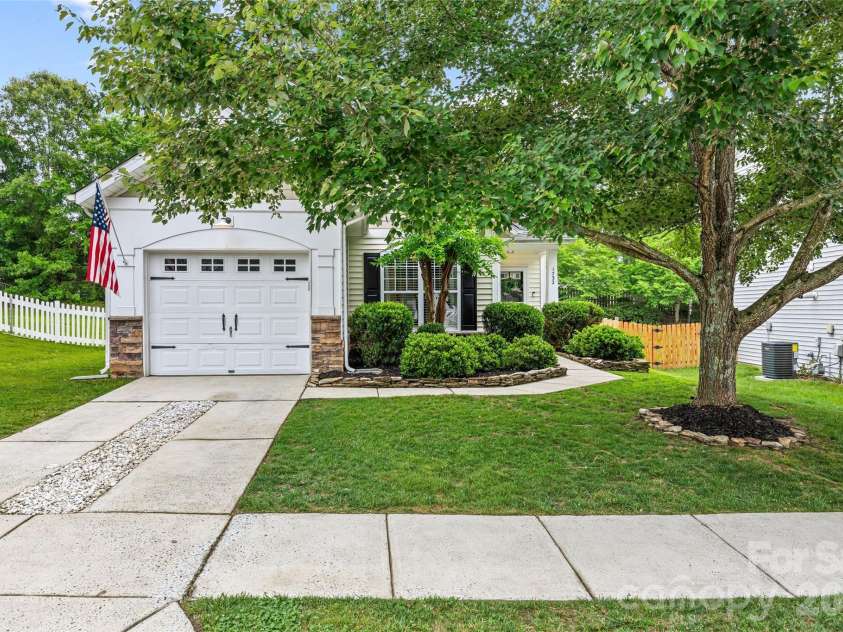 1732 Crabapple Tree Lane, Charlotte, NC 28214.  MLS# CAR4392518, YatesRealty ID 31583. 