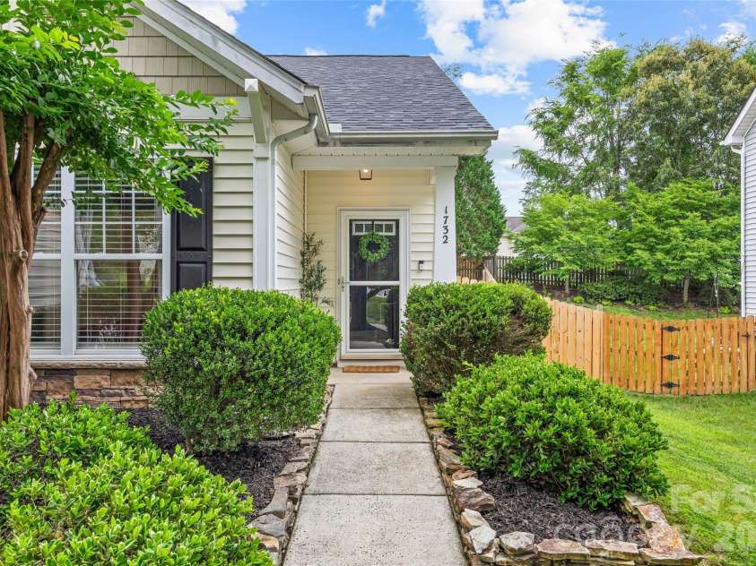 1732 Crabapple Tree Lane, Charlotte, NC 28214.  MLS# CAR4392518, YatesRealty ID 31583. 