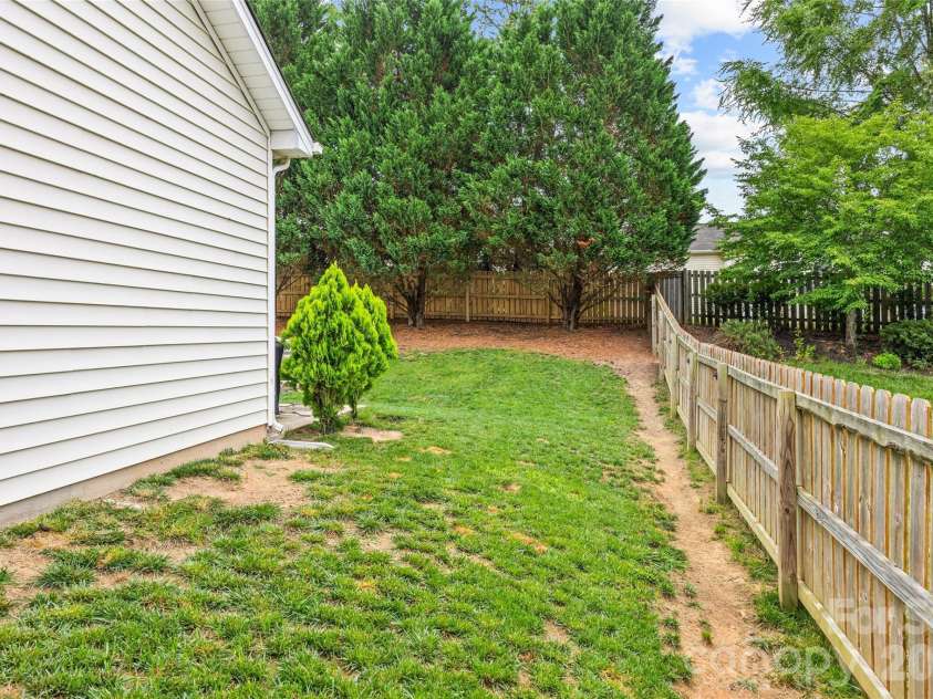 1732 Crabapple Tree Lane, Charlotte, NC 28214.  MLS# CAR4392518, YatesRealty ID 31583. 