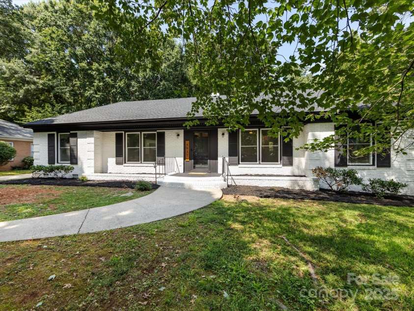 6017 Brace Road, Charlotte, NC 28211.  MLS# CAR4286304, YatesRealty ID 31584. 