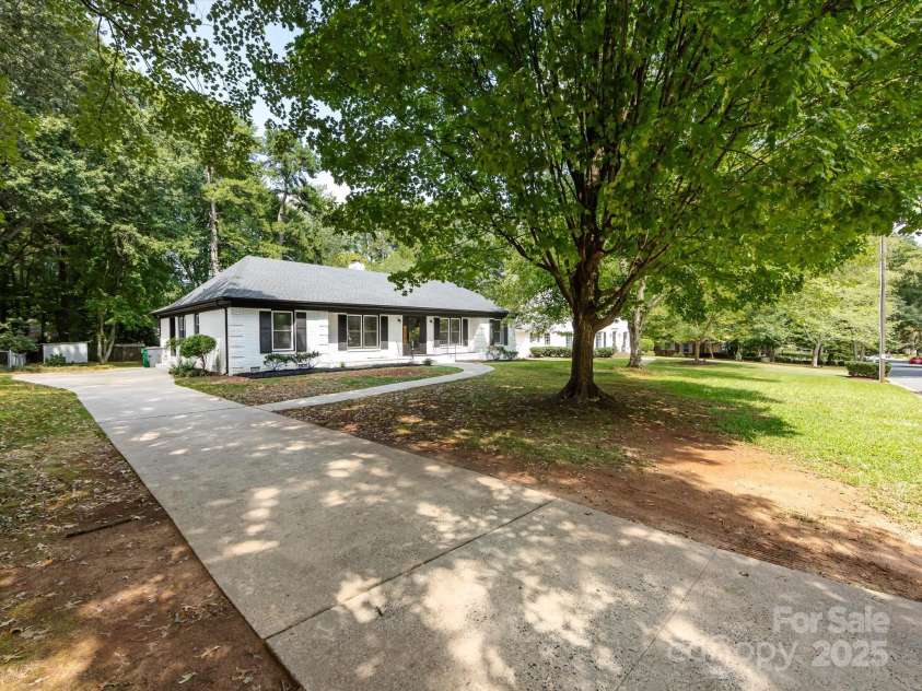 6017 Brace Road, Charlotte, NC 28211.  MLS# CAR4286304, YatesRealty ID 31584. 