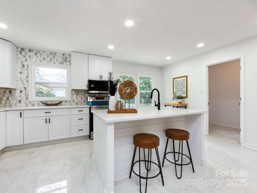 6017 Brace Road, Charlotte, NC 28211.  MLS# CAR4286304, YatesRealty ID 31584. 