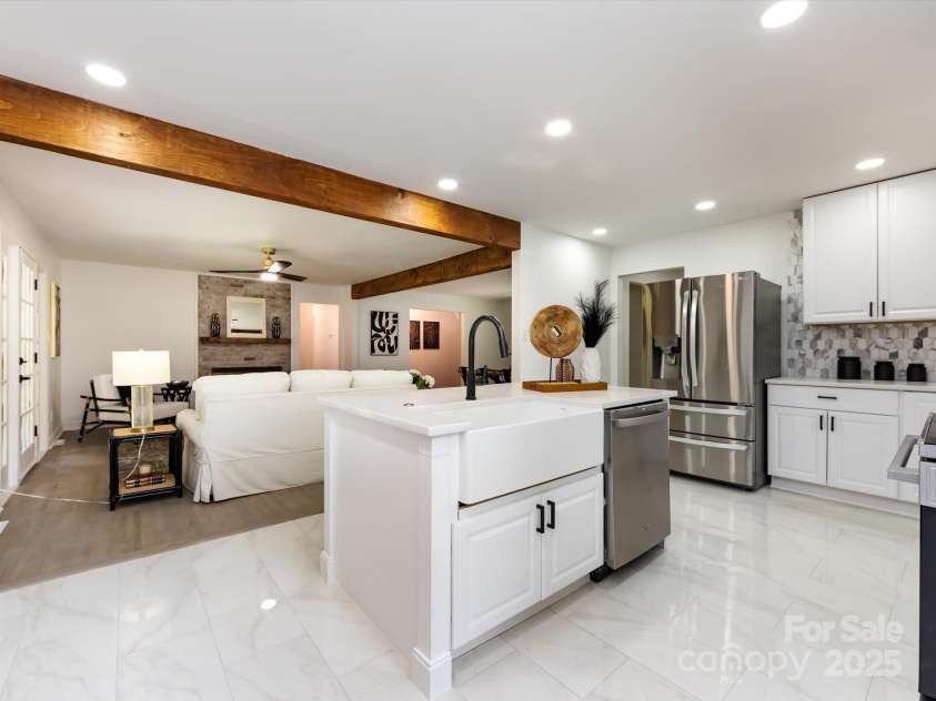 6017 Brace Road, Charlotte, NC 28211.  MLS# CAR4286304, YatesRealty ID 31584. 