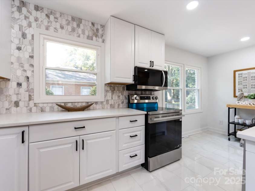 6017 Brace Road, Charlotte, NC 28211.  MLS# CAR4286304, YatesRealty ID 31584. 