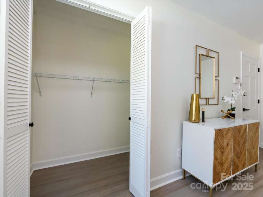 6017 Brace Road, Charlotte, NC 28211.  MLS# CAR4286304, YatesRealty ID 31584. 