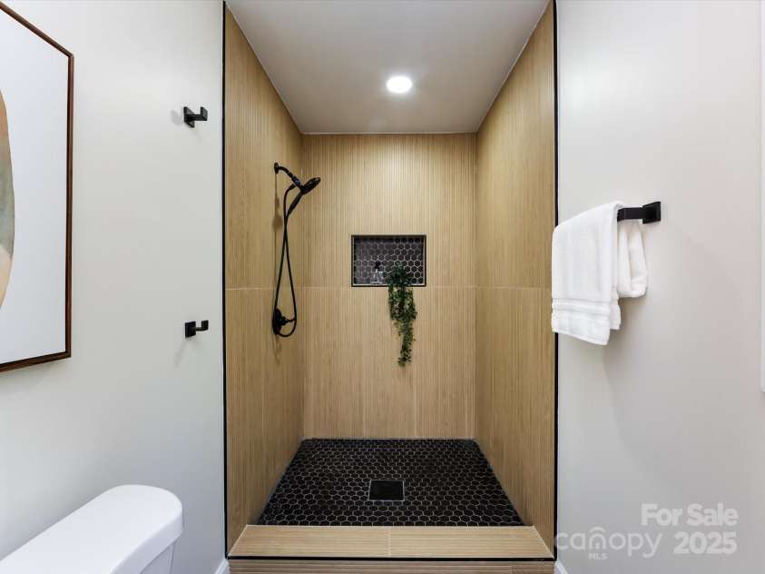 6017 Brace Road, Charlotte, NC 28211.  MLS# CAR4286304, YatesRealty ID 31584. 