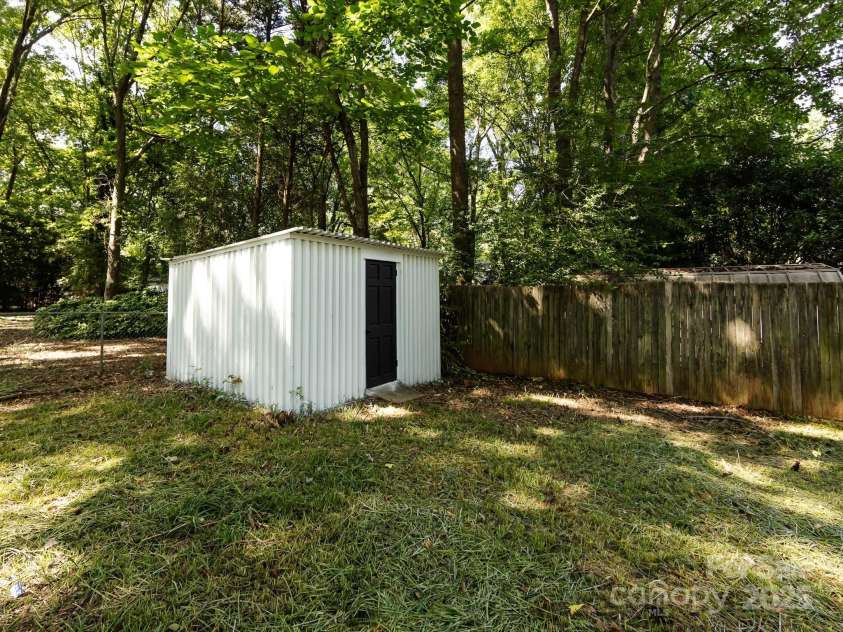 6017 Brace Road, Charlotte, NC 28211.  MLS# CAR4286304, YatesRealty ID 31584. 