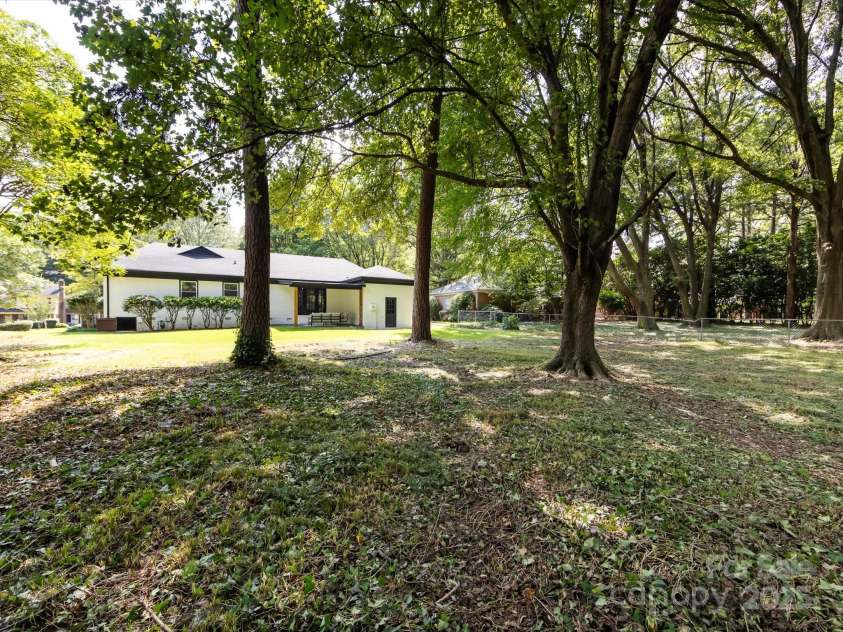 6017 Brace Road, Charlotte, NC 28211.  MLS# CAR4286304, YatesRealty ID 31584. 