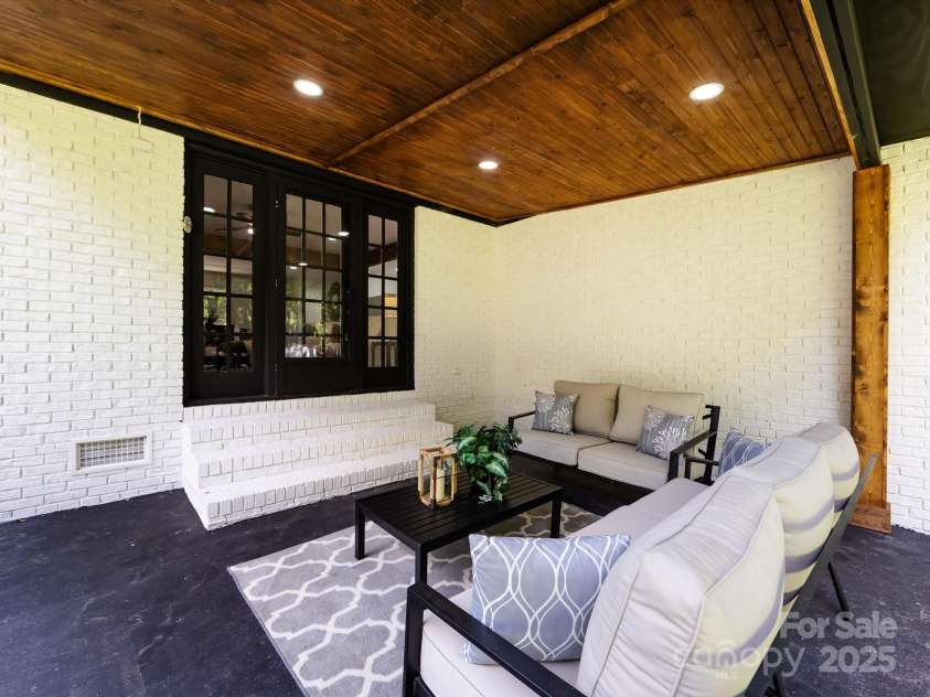 6017 Brace Road, Charlotte, NC 28211.  MLS# CAR4286304, YatesRealty ID 31584. 