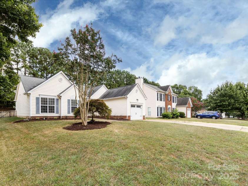 13030 Peacock Lane, Charlotte, NC 28215.  MLS# CAR4286276, YatesRealty ID 31586. 