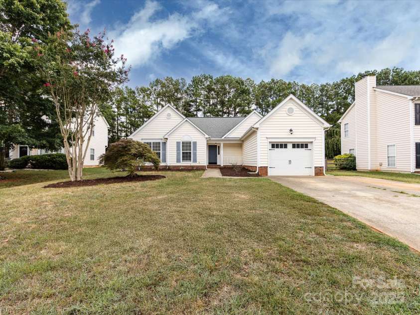 13030 Peacock Lane, Charlotte, NC 28215.  MLS# CAR4286276, YatesRealty ID 31586. 