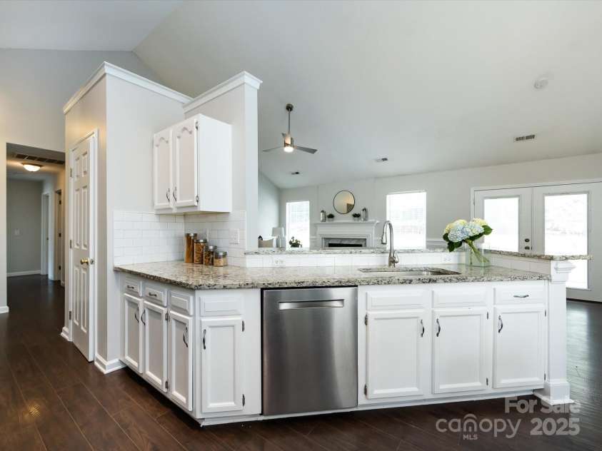 13030 Peacock Lane, Charlotte, NC 28215.  MLS# CAR4286276, YatesRealty ID 31586. 