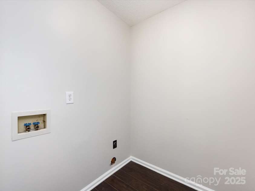 13030 Peacock Lane, Charlotte, NC 28215.  MLS# CAR4286276, YatesRealty ID 31586. 