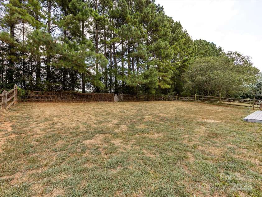 13030 Peacock Lane, Charlotte, NC 28215.  MLS# CAR4286276, YatesRealty ID 31586. 