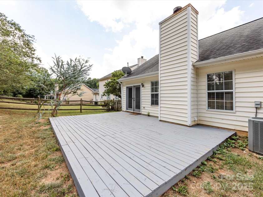 13030 Peacock Lane, Charlotte, NC 28215.  MLS# CAR4286276, YatesRealty ID 31586. 