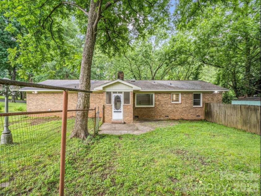 803 Brittain Drive, Shelby, NC 28150.  MLS# CAR4390286, YatesRealty ID 31588. 