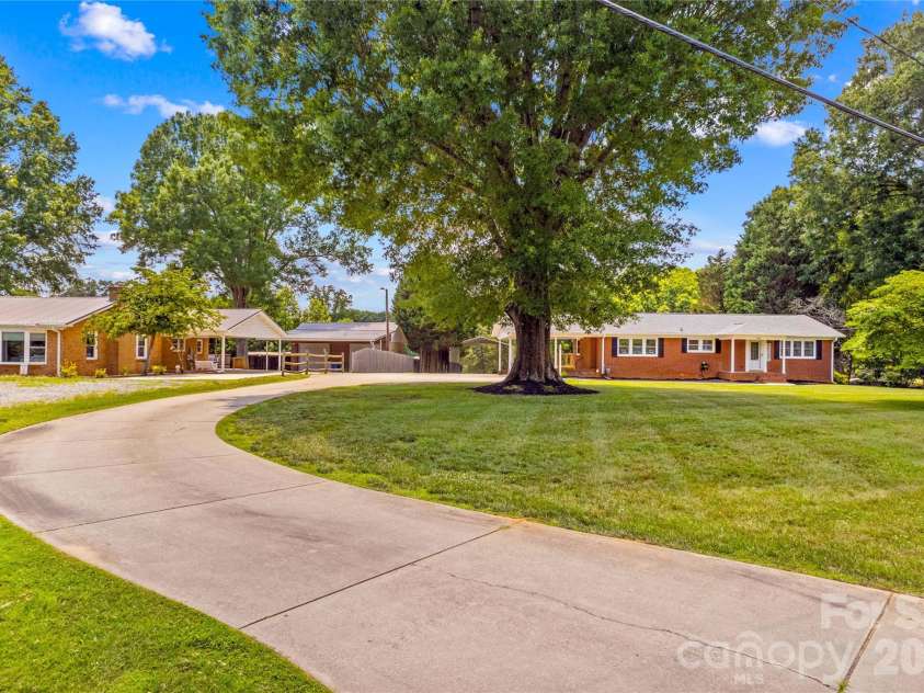 946 Shearers Road, Mooresville, NC 28115.  MLS# CAR4390757, YatesRealty ID 31589. 