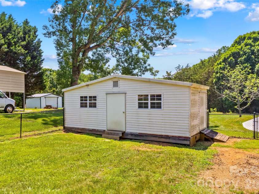 946 Shearers Road, Mooresville, NC 28115.  MLS# CAR4390757, YatesRealty ID 31589. 