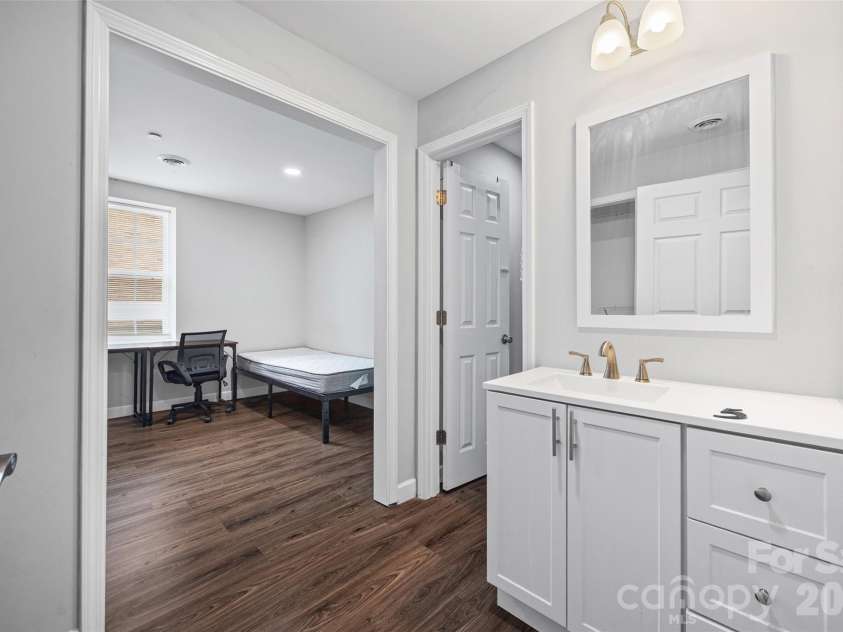 201 Main Street, Union, SC 29379.  MLS# CAR4395423, YatesRealty ID 31593. 