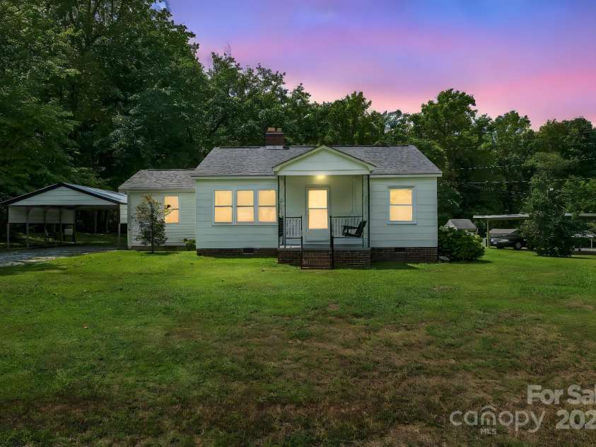 4729 Hickory Grove Road, Gastonia, NC 28056.  MLS# CAR4286209, YatesRealty ID 31596. 