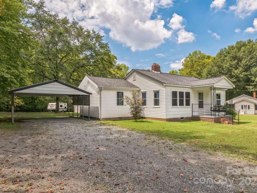 4729 Hickory Grove Road, Gastonia, NC 28056.  MLS# CAR4286209, YatesRealty ID 31596. 