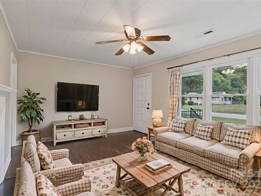 4729 Hickory Grove Road, Gastonia, NC 28056.  MLS# CAR4286209, YatesRealty ID 31596. 